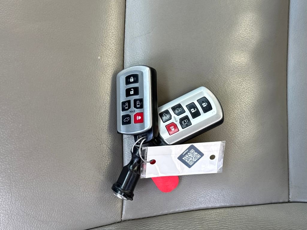 Used 2017 Toyota Sienna XLE image 29