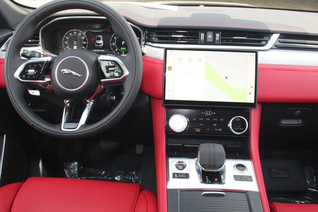 New 2026 Jaguar F-PACE R-Dynamic S image 4