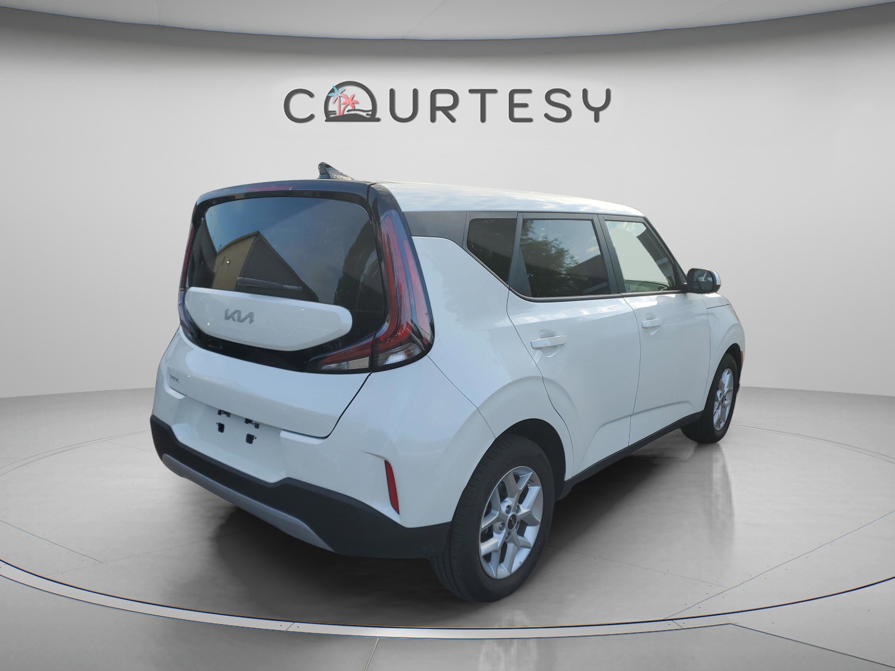 Certified 2025 Kia Soul LX w/ LX Technology Package FWD image 3