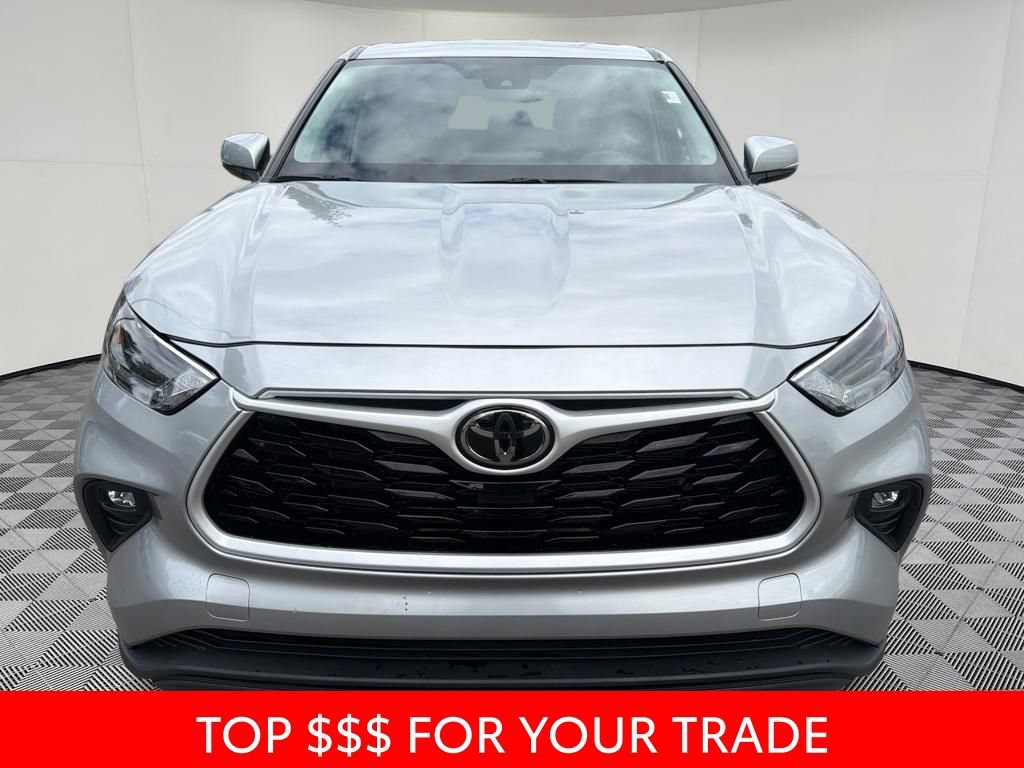 Used 2024 Toyota Highlander LE AWD/4WD image 2