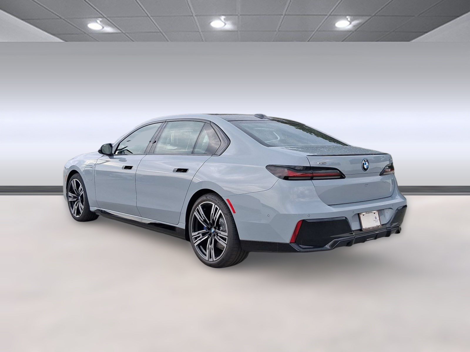 Used 2026 BMW 750e xDrive AWD/4WD image 3