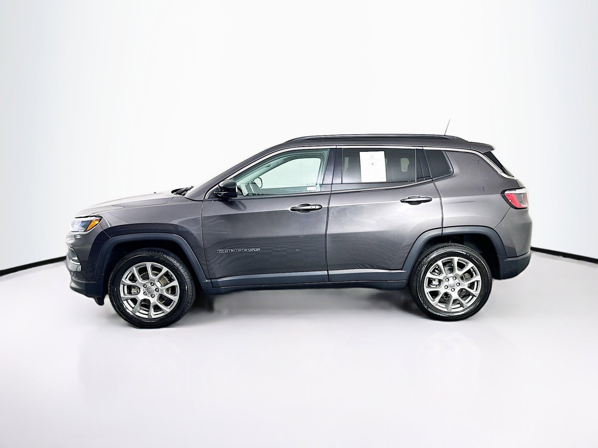 Used 2022 Jeep Compass Latitude image 4