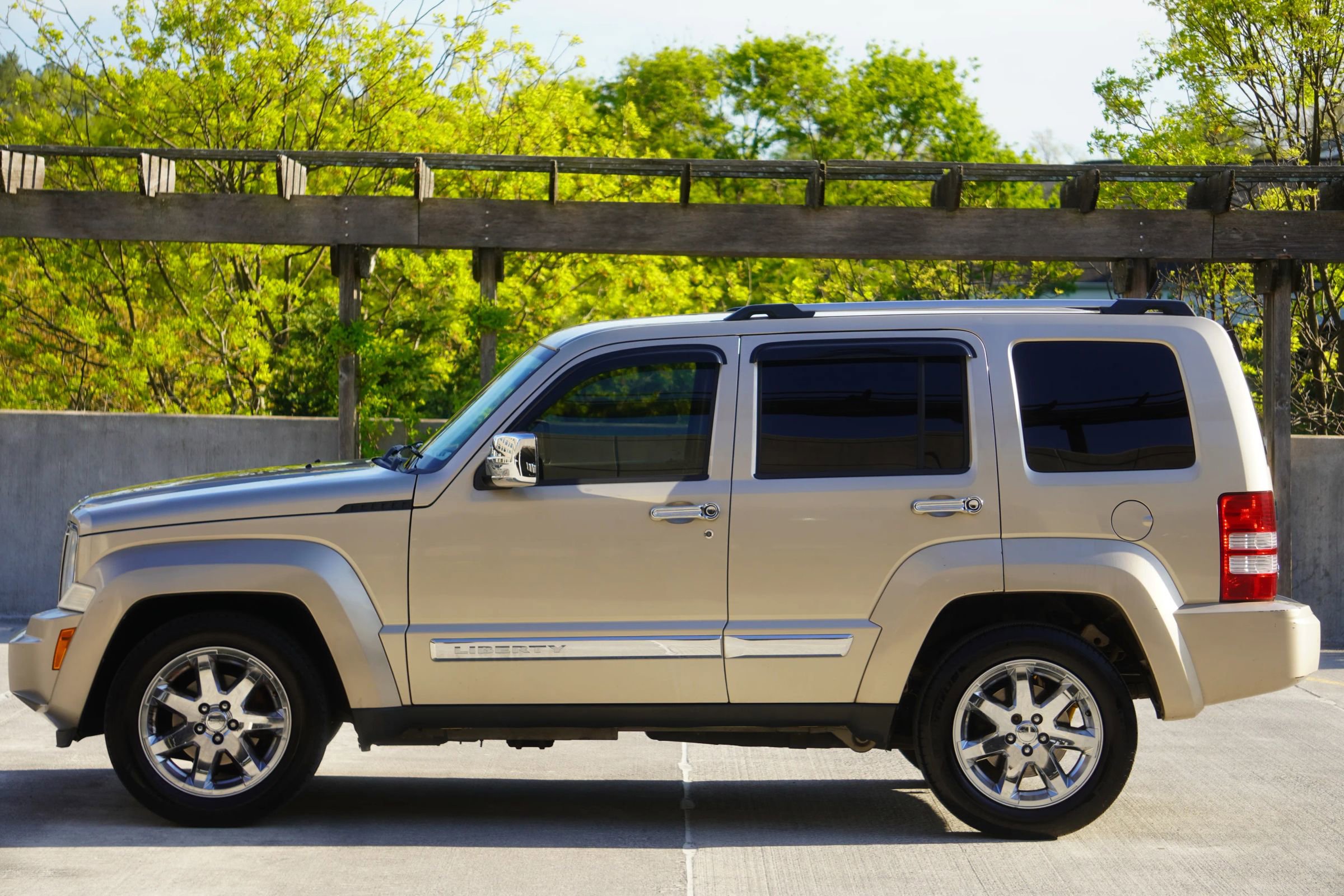 Used 2010 Jeep Liberty Limited w/ Tire & Wheel Group image 6