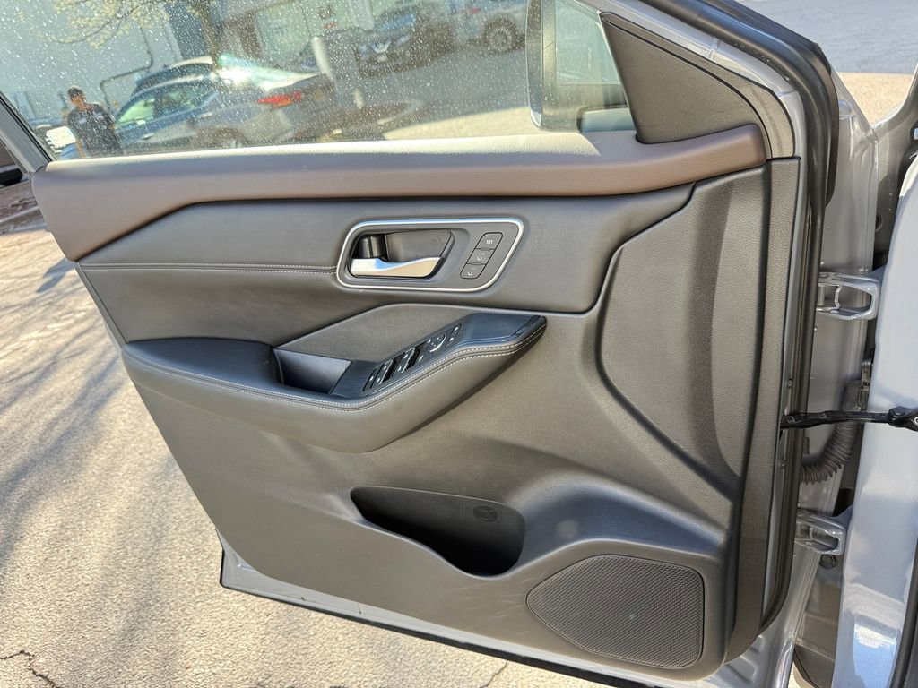 Used 2023 Nissan Rogue Platinum w/ Platinum Premium Package AWD/4WD image 25