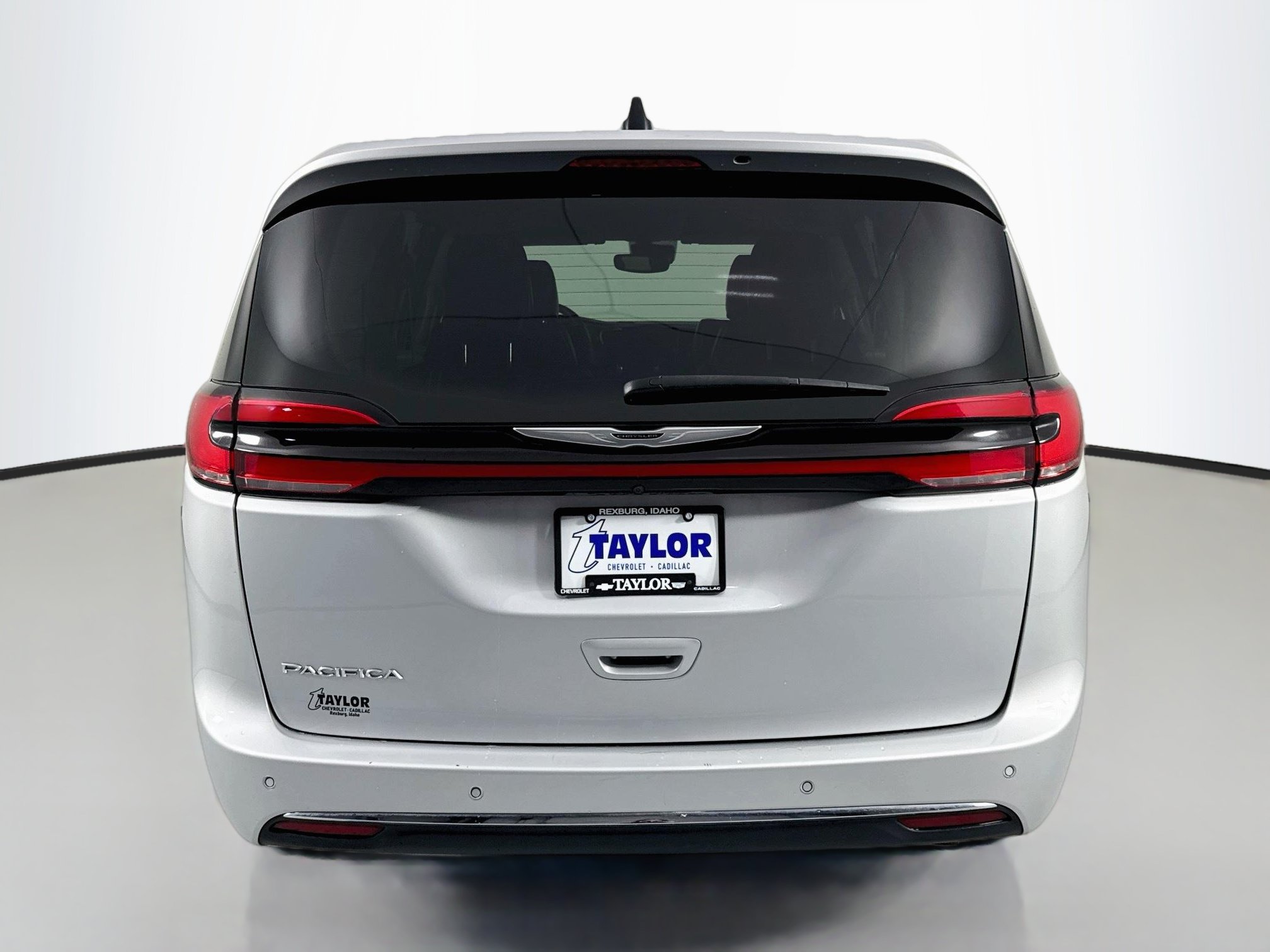 Used 2024 Chrysler Pacifica Touring-L FWD image 6