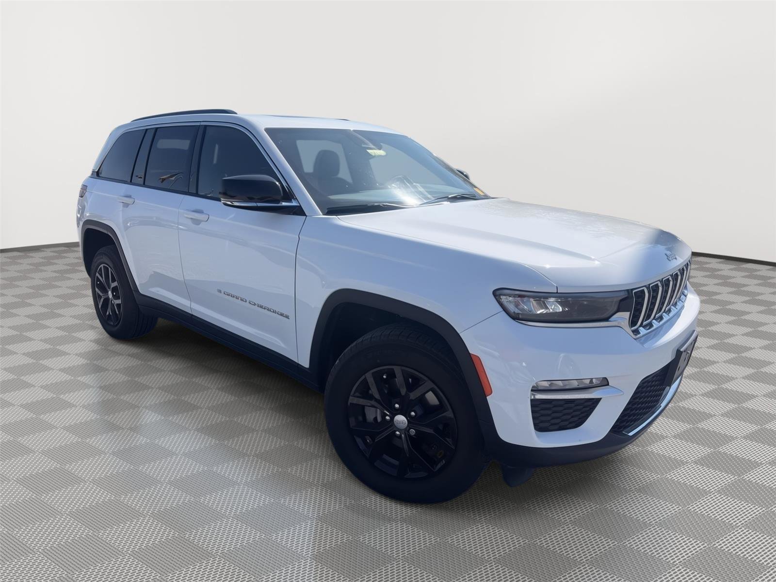 Used 2025 Jeep Grand Cherokee Limited image 3