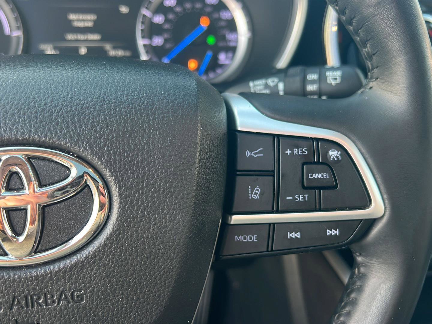 Used 2022 Toyota Highlander Bronze Edition FWD image 23
