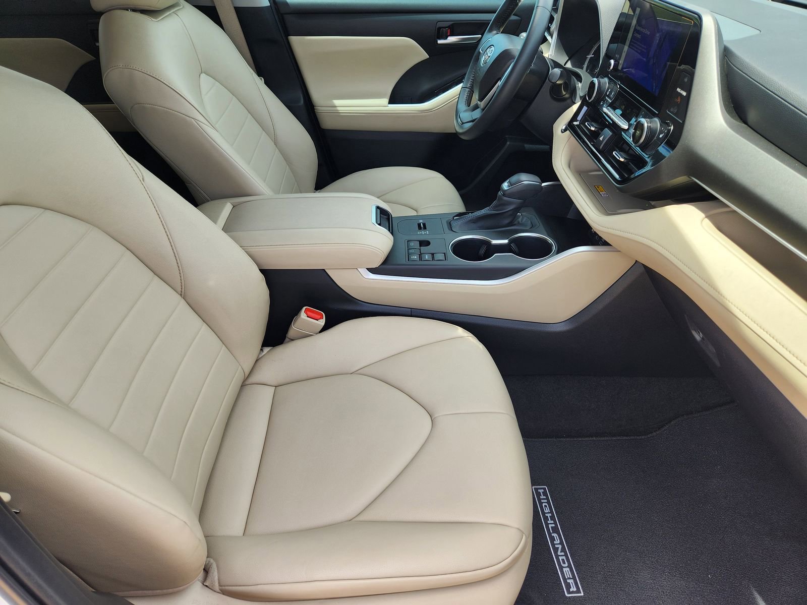 Used 2023 Toyota Highlander XLE FWD image 17