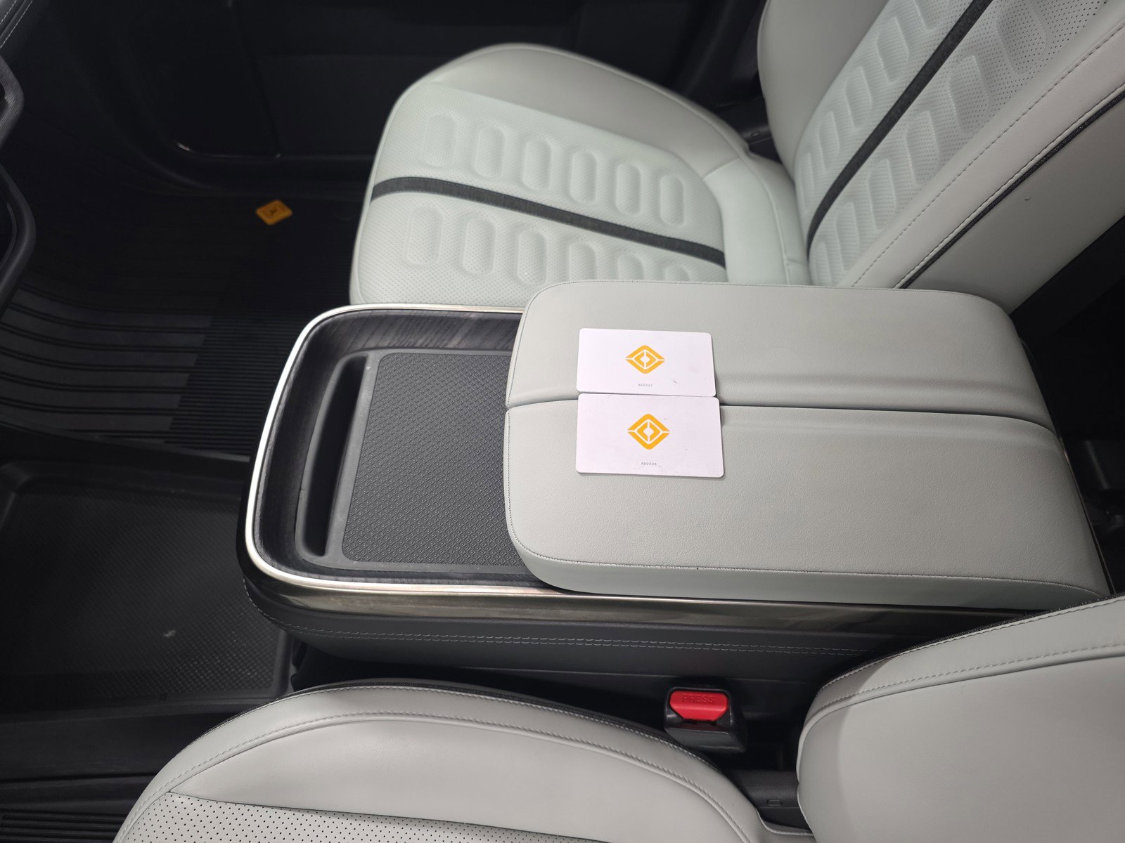 Used 2024 Rivian R1S Adventure AWD/4WD image 31