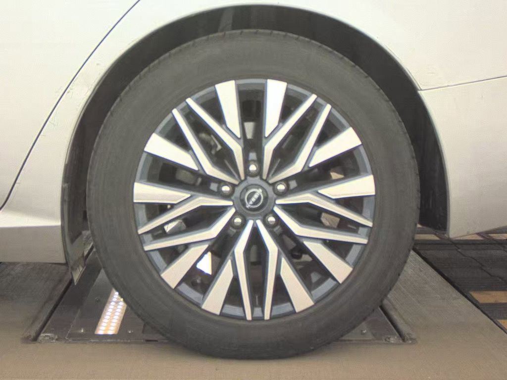 Used 2024 Nissan Altima 2.5 SV image 13