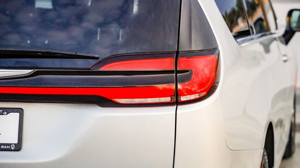 Certified 2024 Chrysler Pacifica Touring-L image 10
