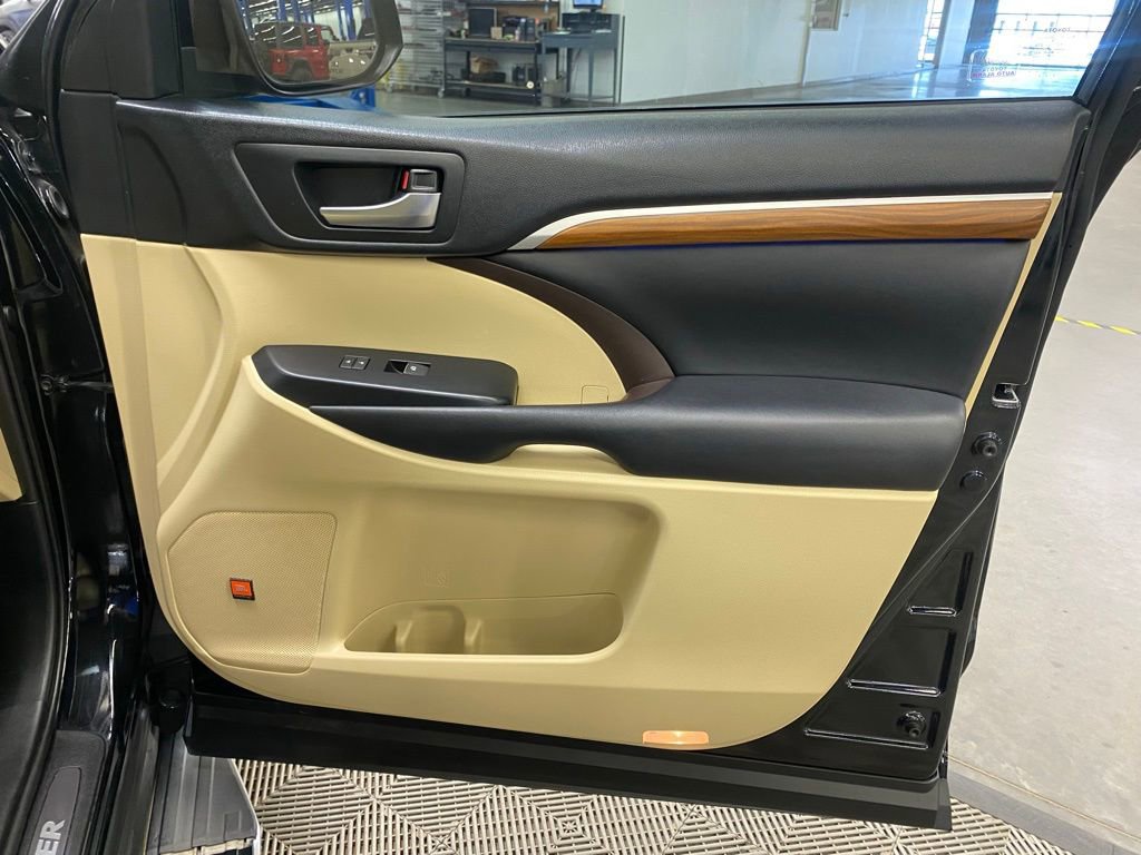 Used 2019 Toyota Highlander Limited Platinum image 16