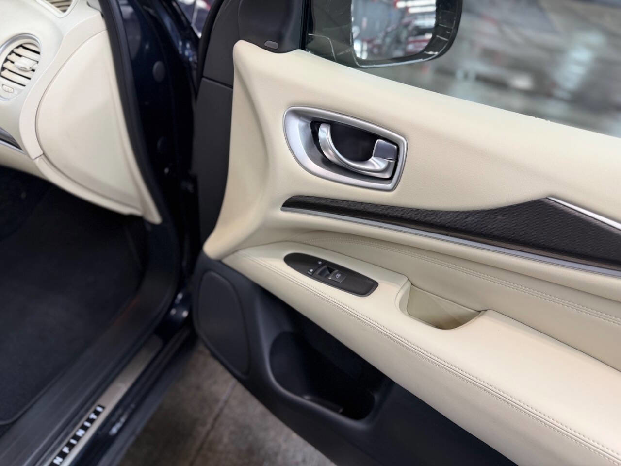 Used 2019 INFINITI QX60 Luxe w/ Essential Package image 38