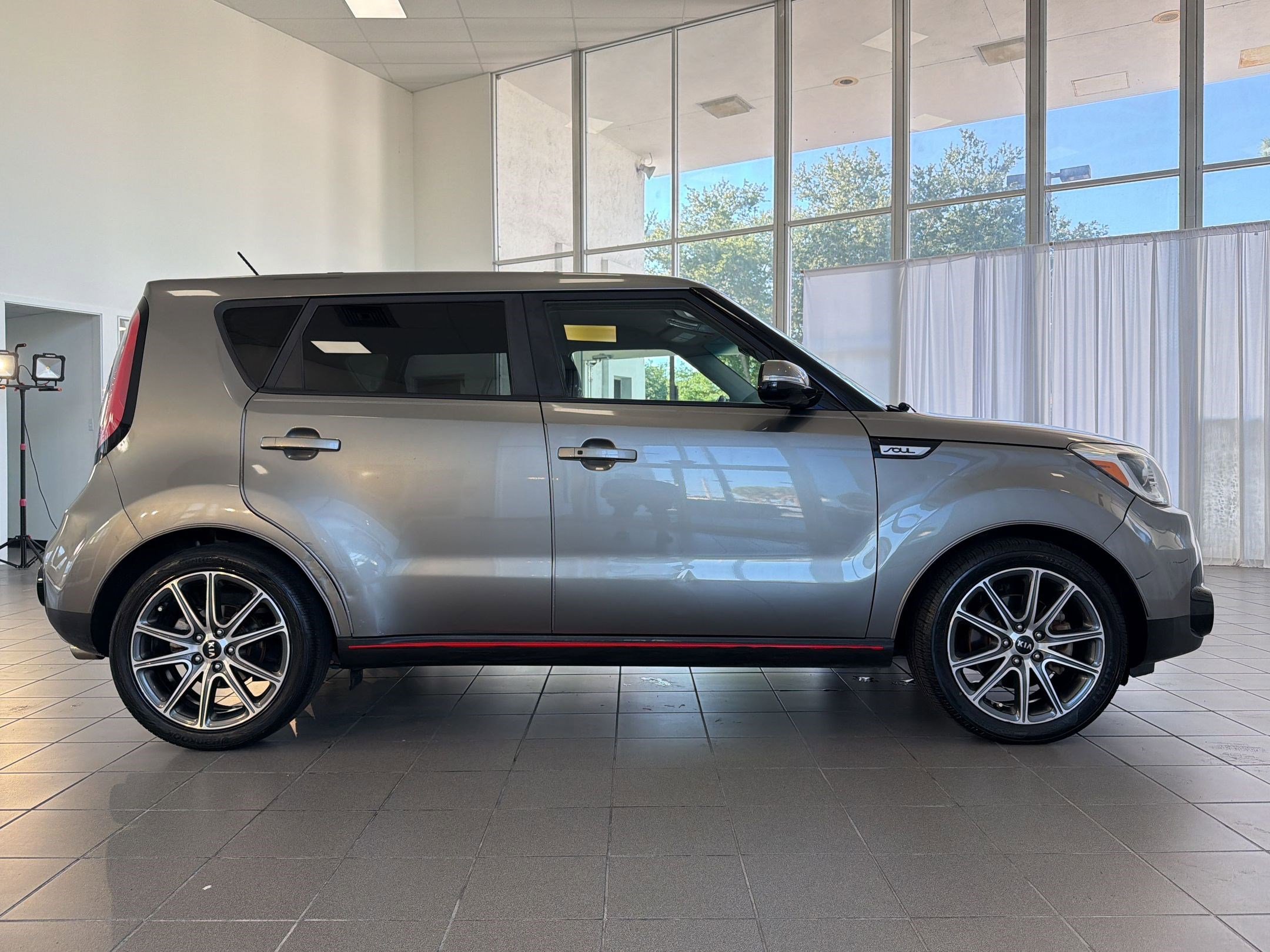 Used 2018 Kia Soul ! w/ Tech Package FWD image 8