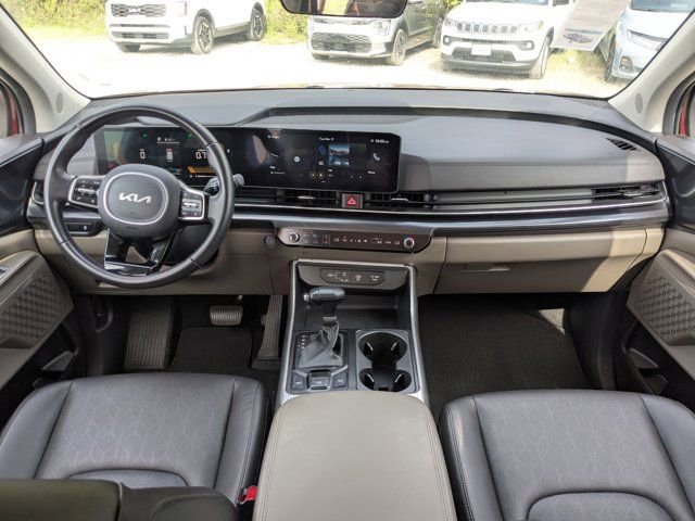Used 2025 Kia Carnival FWD image 23