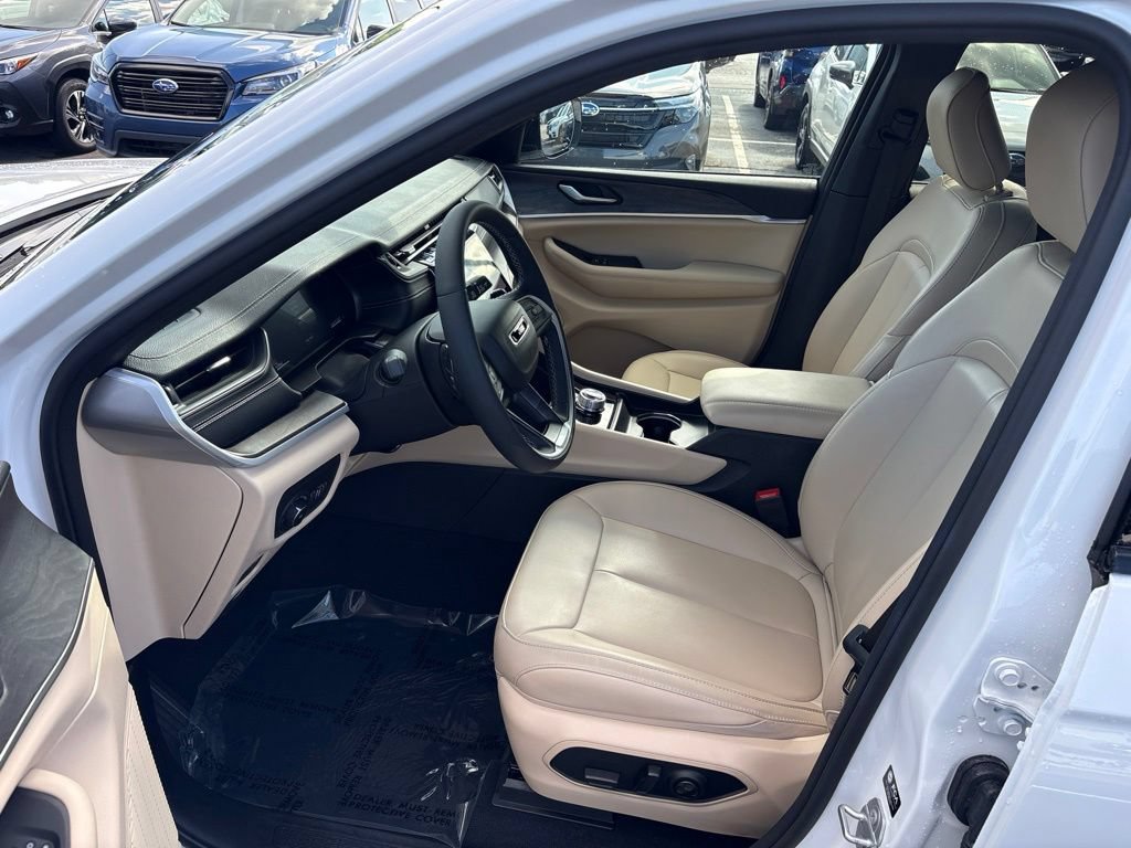 Used 2024 Jeep Grand Cherokee Limited RWD image 9