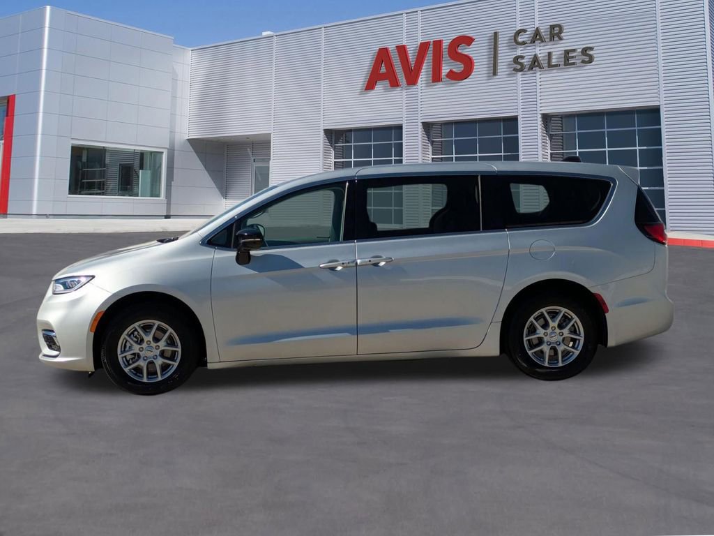 Used 2024 Chrysler Pacifica Touring-L FWD image 10