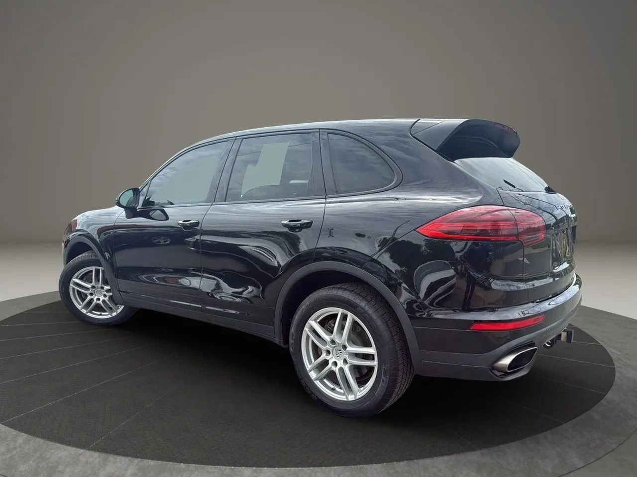 Used 2017 Porsche Cayenne w/ Premium Package image 4