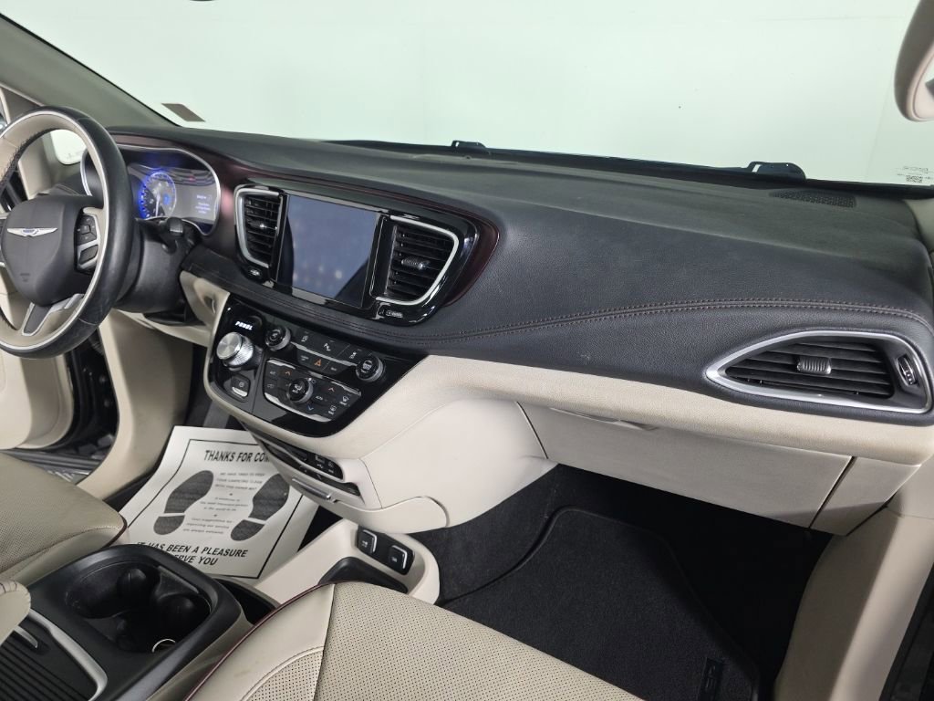 Used 2017 Chrysler Pacifica Limited image 47