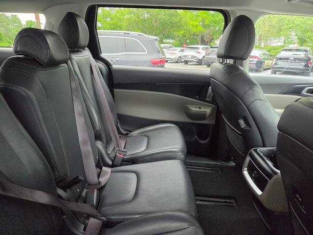 Used 2025 Kia Carnival FWD image 11