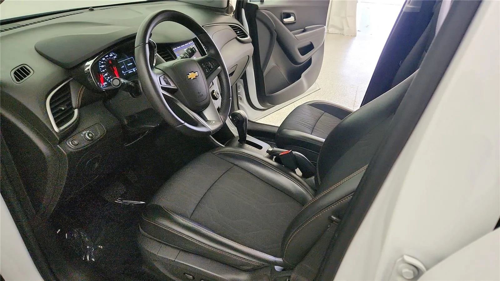 Used 2021 Chevrolet Trax LT w/ LT Convenience Package image 21