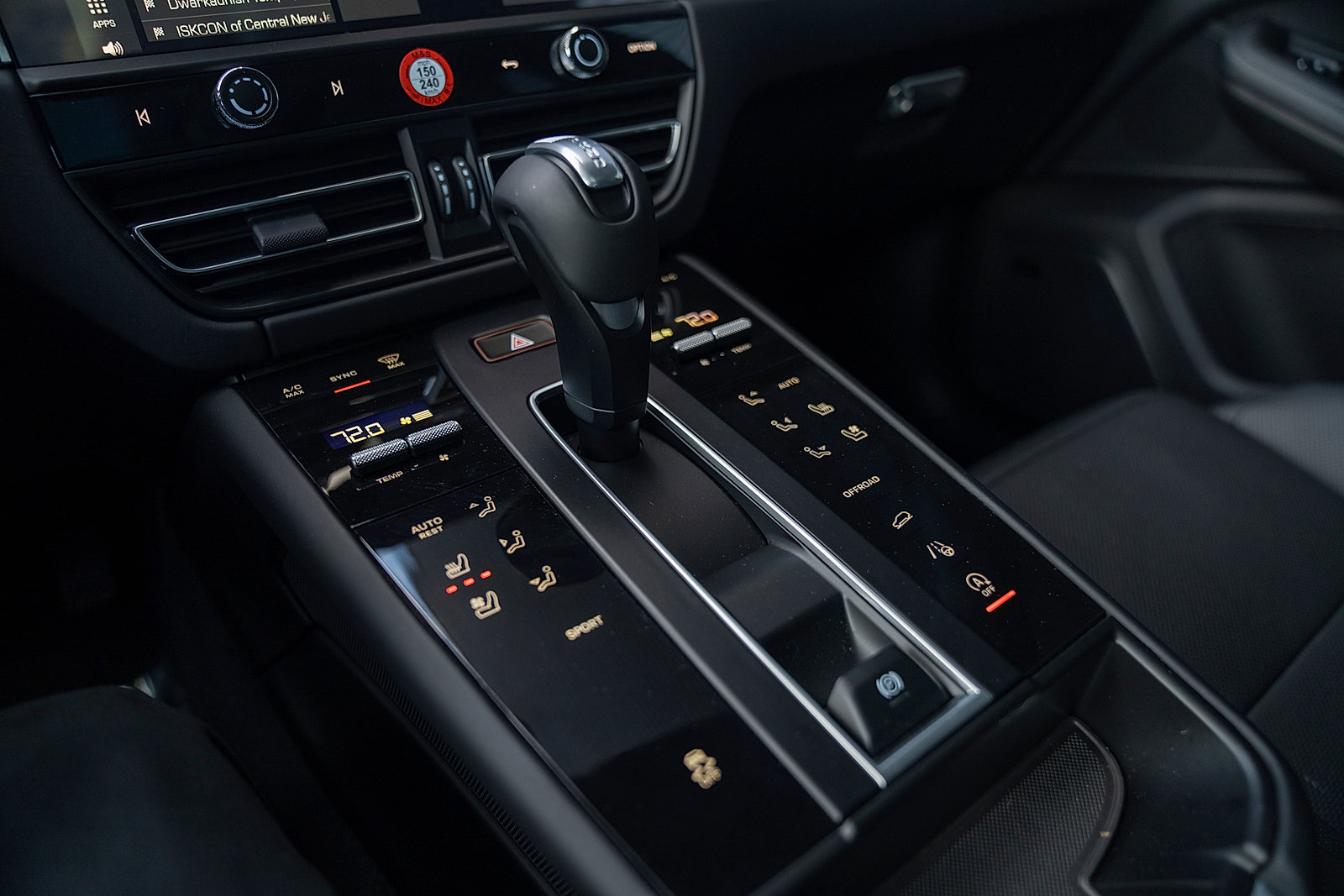 Certified 2025 Porsche Macan AWD/4WD image 14