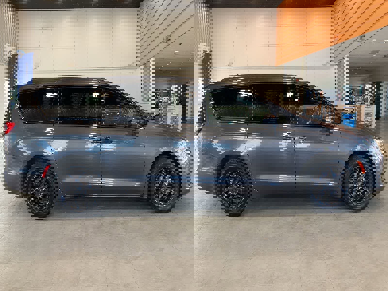 Used 2020 Chrysler Pacifica Limited w/ S Appearance Package FWD image 4