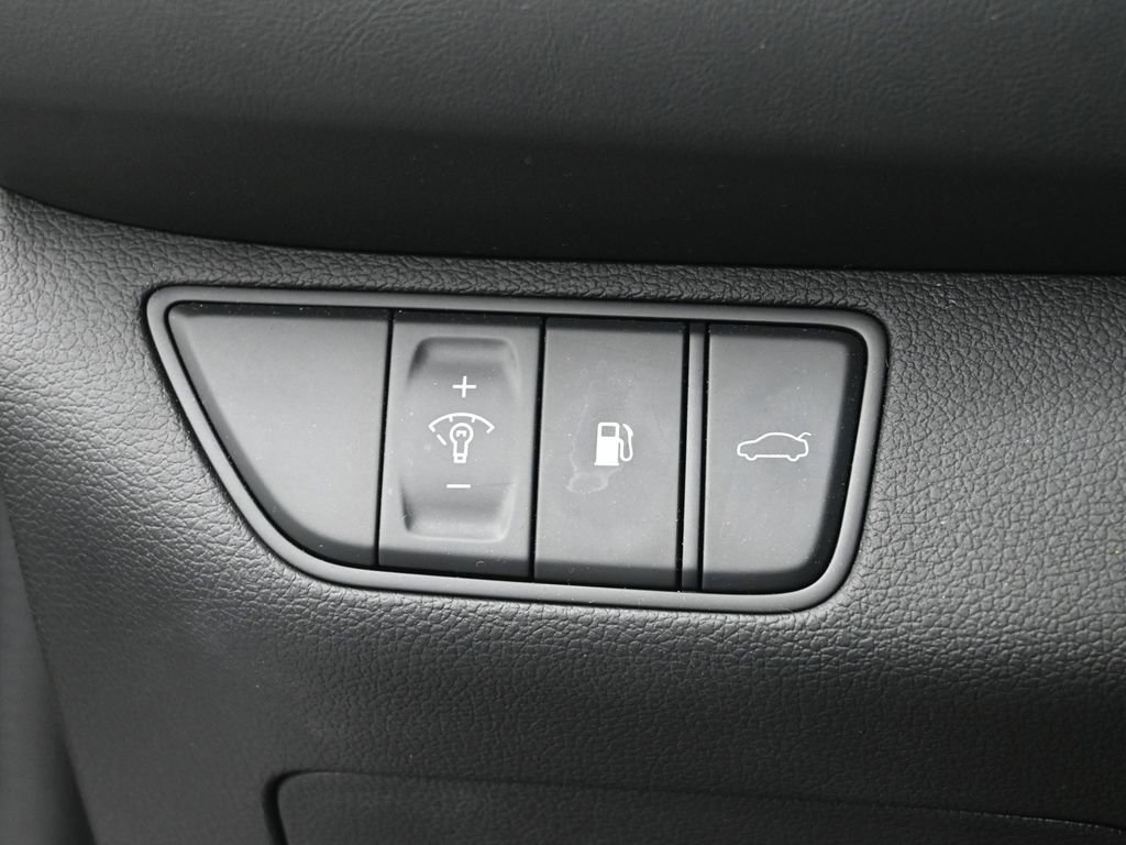 Used 2025 Genesis G70 2.5T image 19