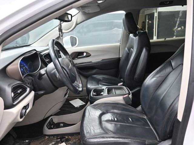 Used 2017 Chrysler Pacifica Touring-L w/ Tire & Wheel Group image 13
