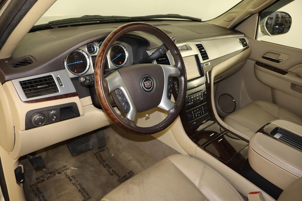 Used 2013 Cadillac Escalade Luxury AWD/4WD image 25