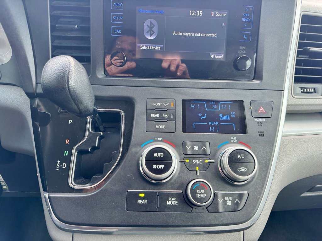 Used 2017 Toyota Sienna L image 30