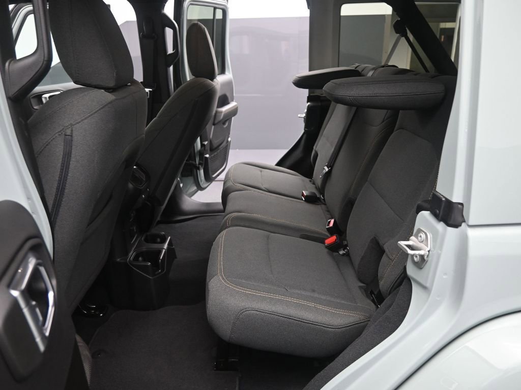 Used 2024 Jeep Wrangler Sahara image 13