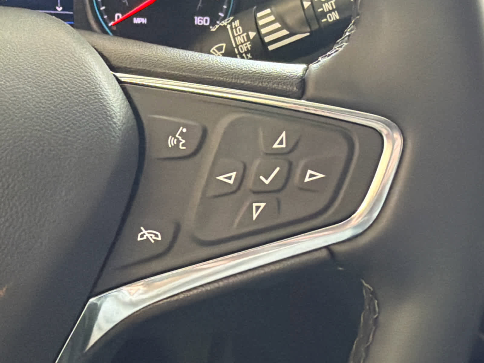 Used 2024 Chevrolet Equinox LT w/ LPO, Floor Liner Package FWD image 38