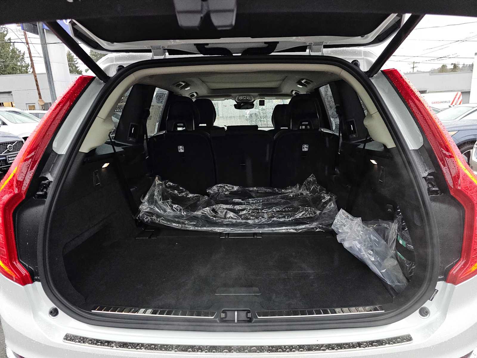 New 2025 Volvo XC90 B6 Plus w/ Protection Package Premier AWD/4WD image 17