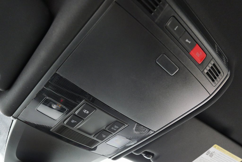 Used 2017 Volkswagen Golf R 4-Door image 32