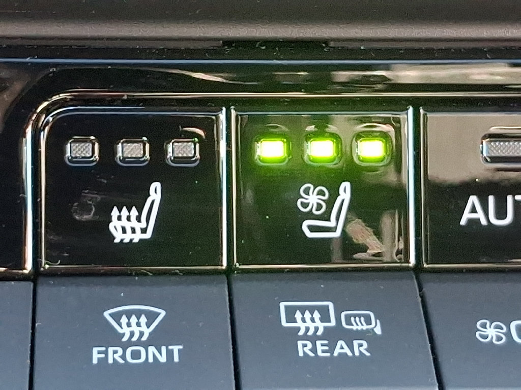 Used 2026 Toyota Crown Platinum AWD/4WD image 32