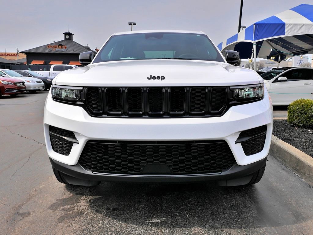 Used 2023 Jeep Grand Cherokee Altitude image 3