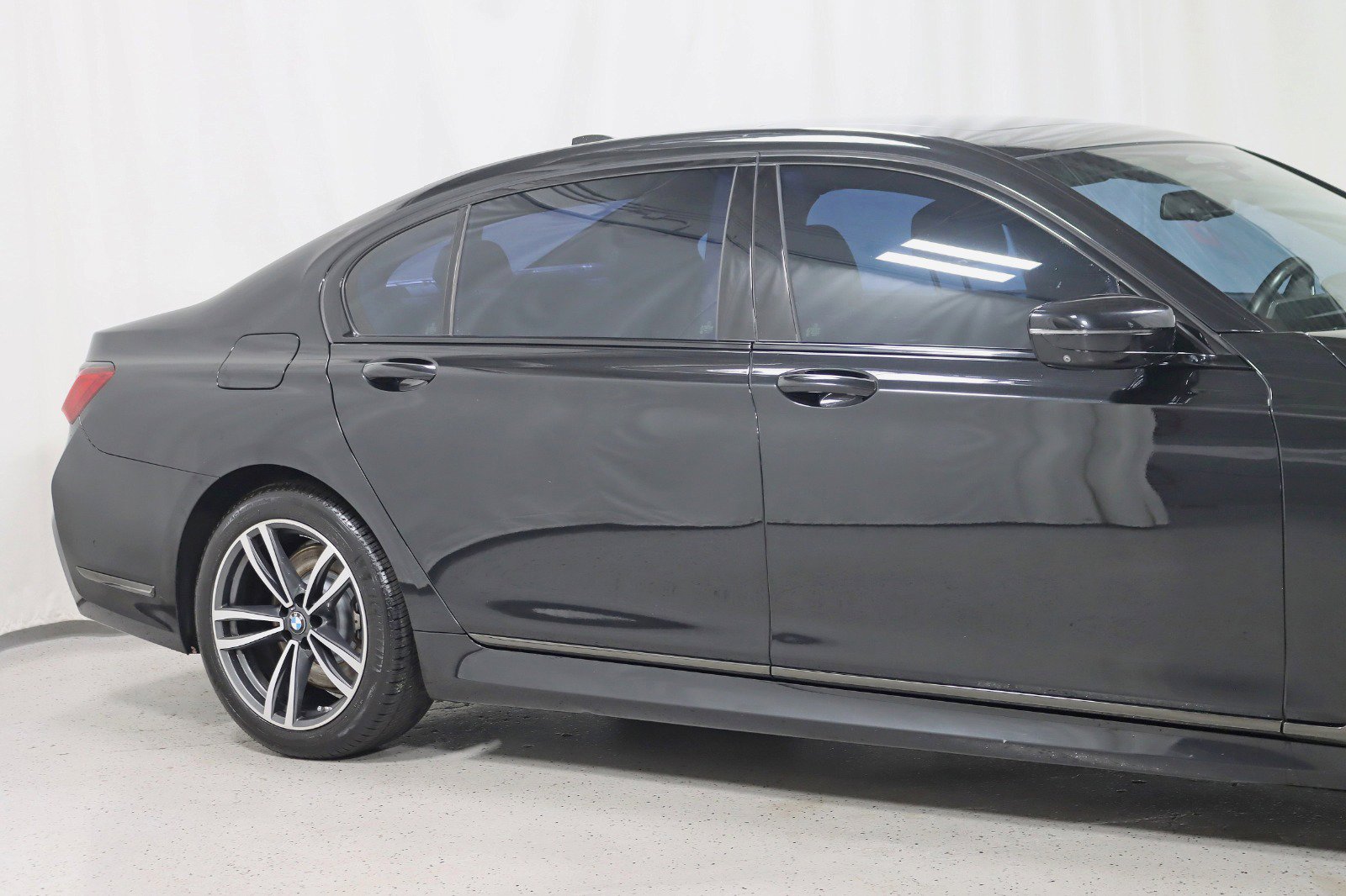 Used 2020 BMW 750i xDrive w/ Executive Package AWD/4WD image 3