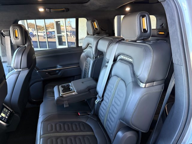 Used 2025 Rivian R1S Adventure Dual AWD/4WD image 13