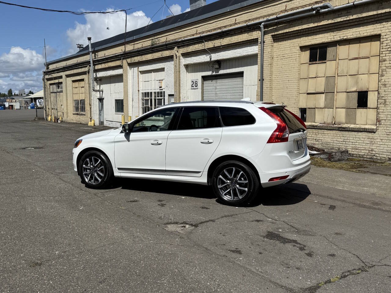 Used 2017 Volvo XC60 T6 Dynamic w/ Preferred Option Package AWD/4WD image 6