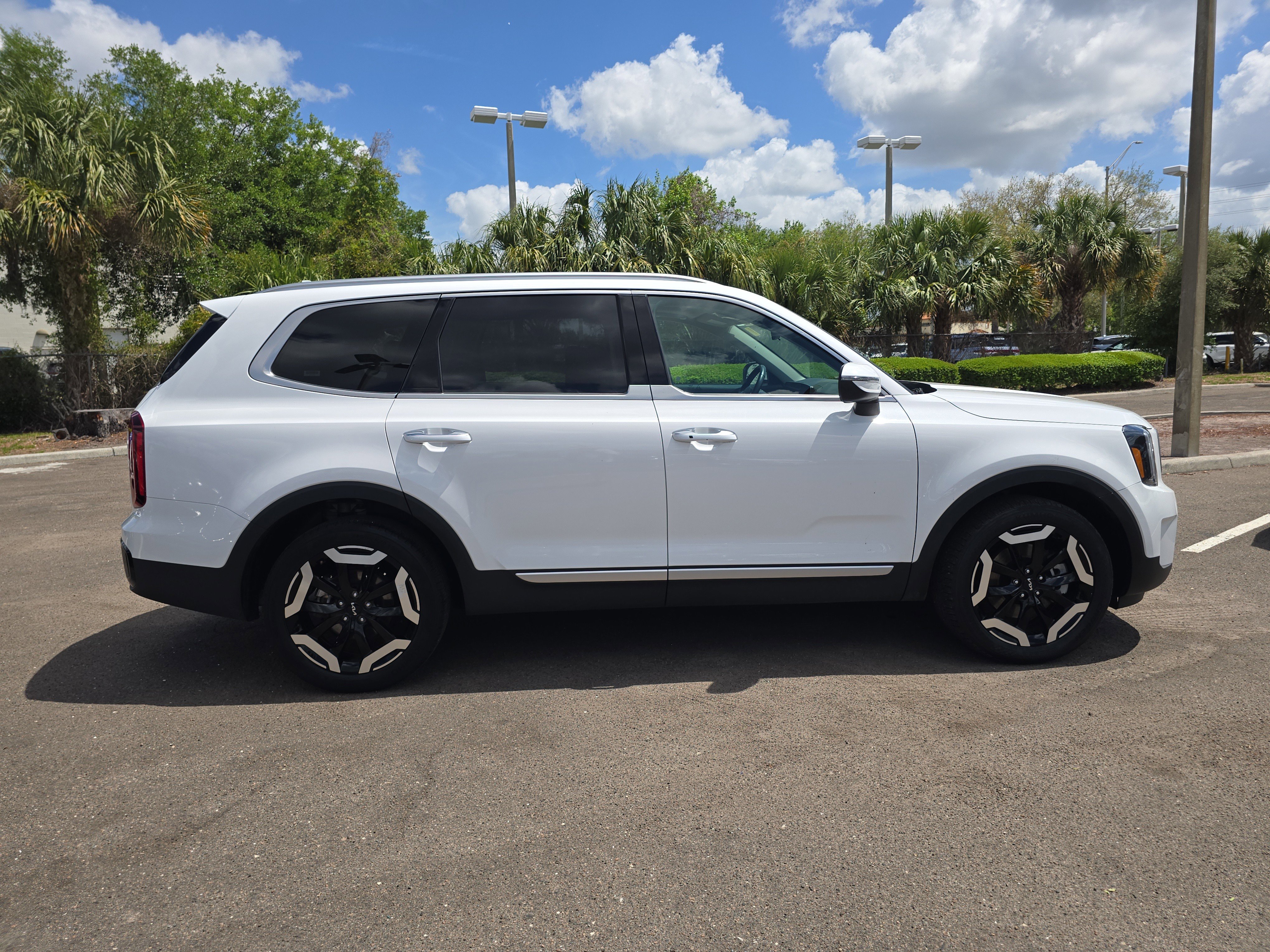 Certified 2025 Kia Telluride S FWD image 9