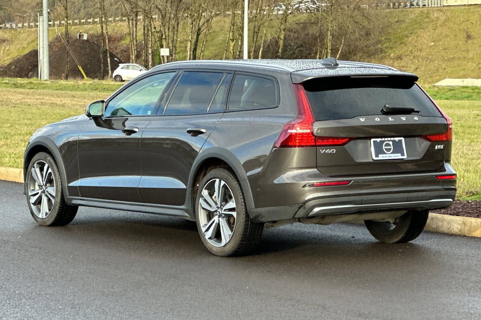 Used 2025 Volvo V60 B5 Cross Country Plus image 5