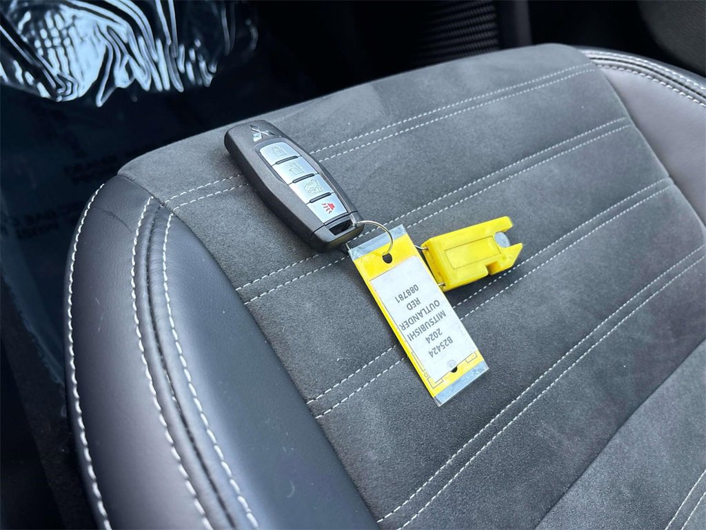 Used 2024 Mitsubishi Outlander SE image 25