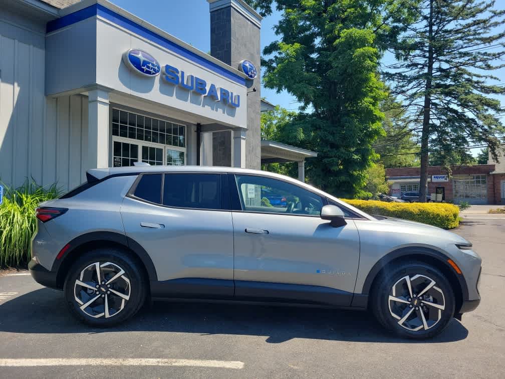 Used 2025 Chevrolet Equinox EV LT w/ Comfort Package AWD/4WD image 2