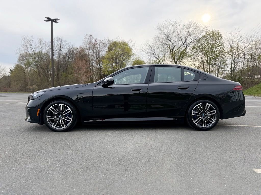 Certified 2026 BMW 550e xDrive w/ Executive Package AWD/4WD image 3