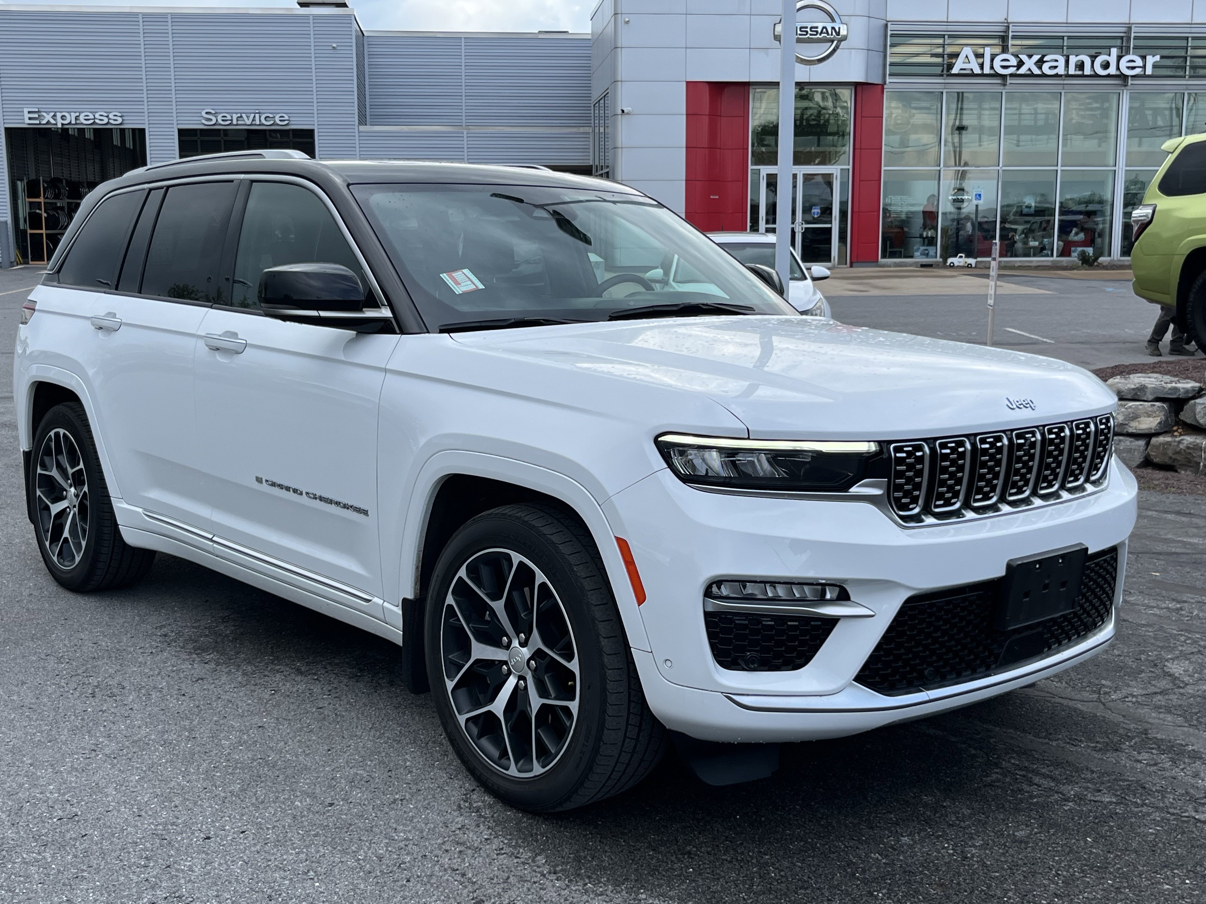 Used 2022 Jeep Grand Cherokee Summit AWD/4WD image 1