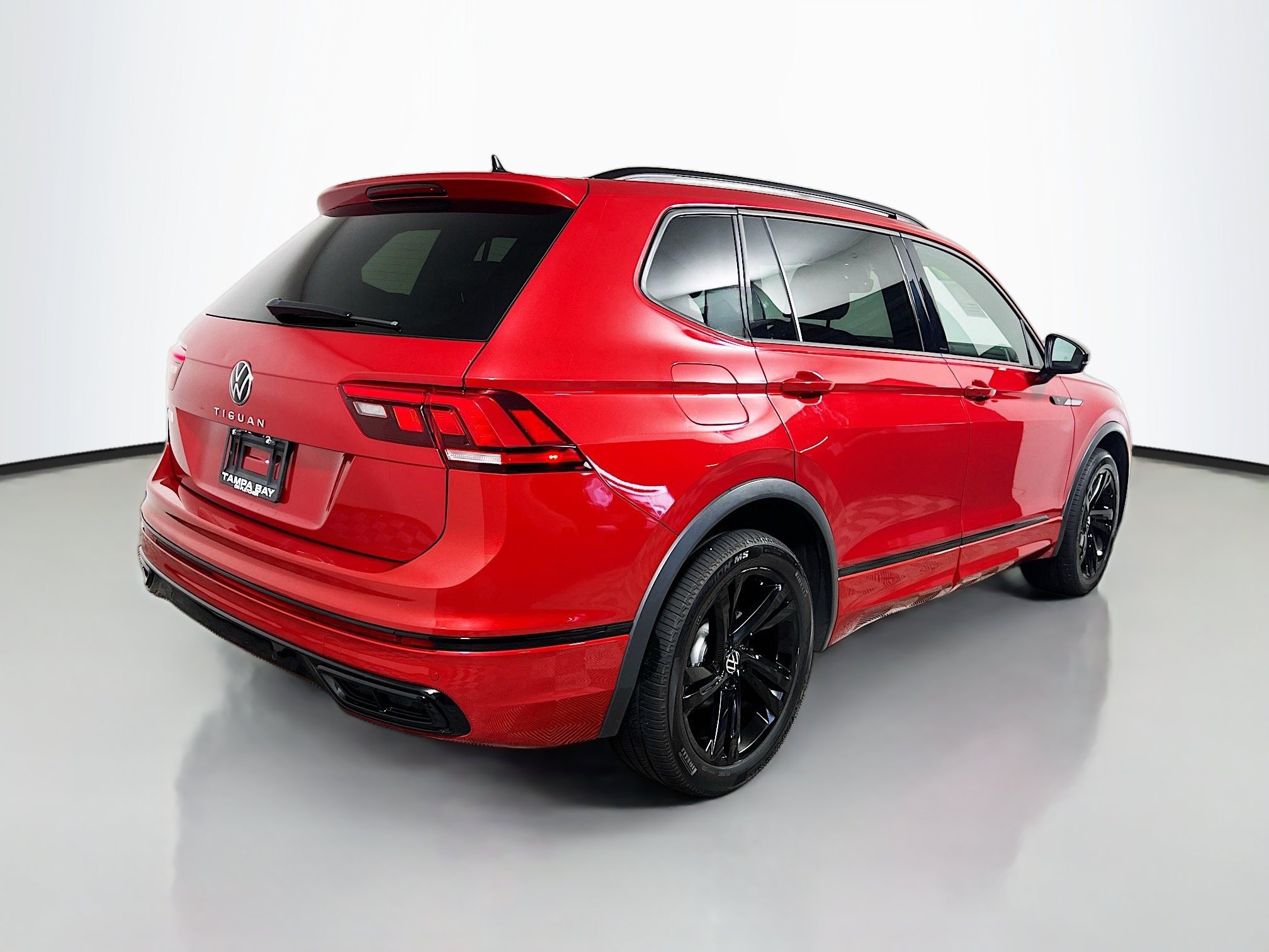 Used 2024 Volkswagen Tiguan SE R-Line FWD image 4