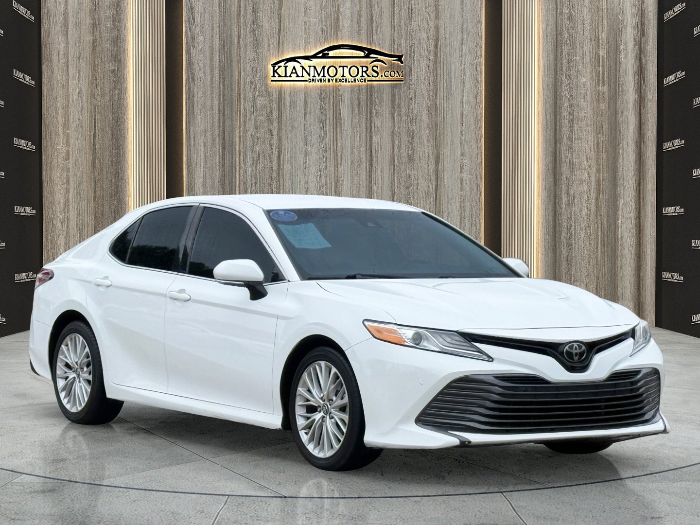 Used 2018 Toyota Camry XLE FWD image 1