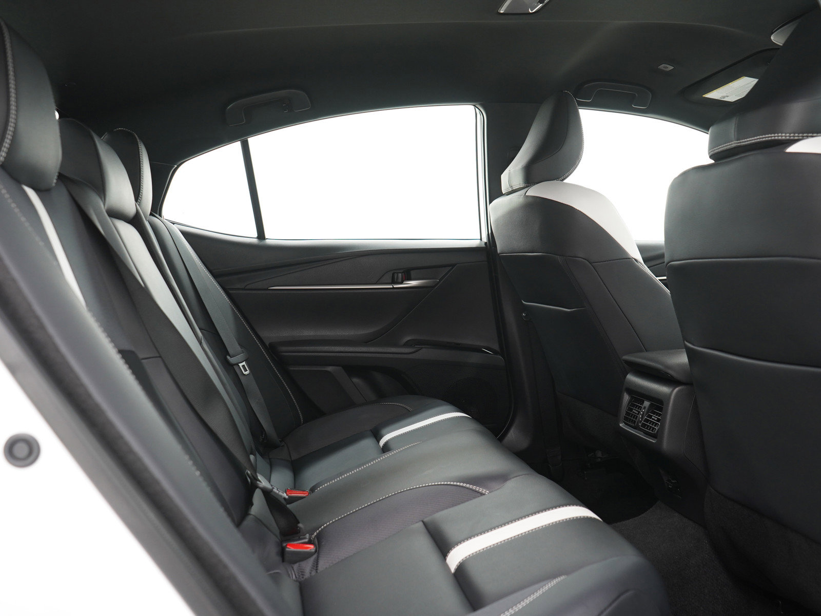 Used 2025 Toyota Camry SE image 13