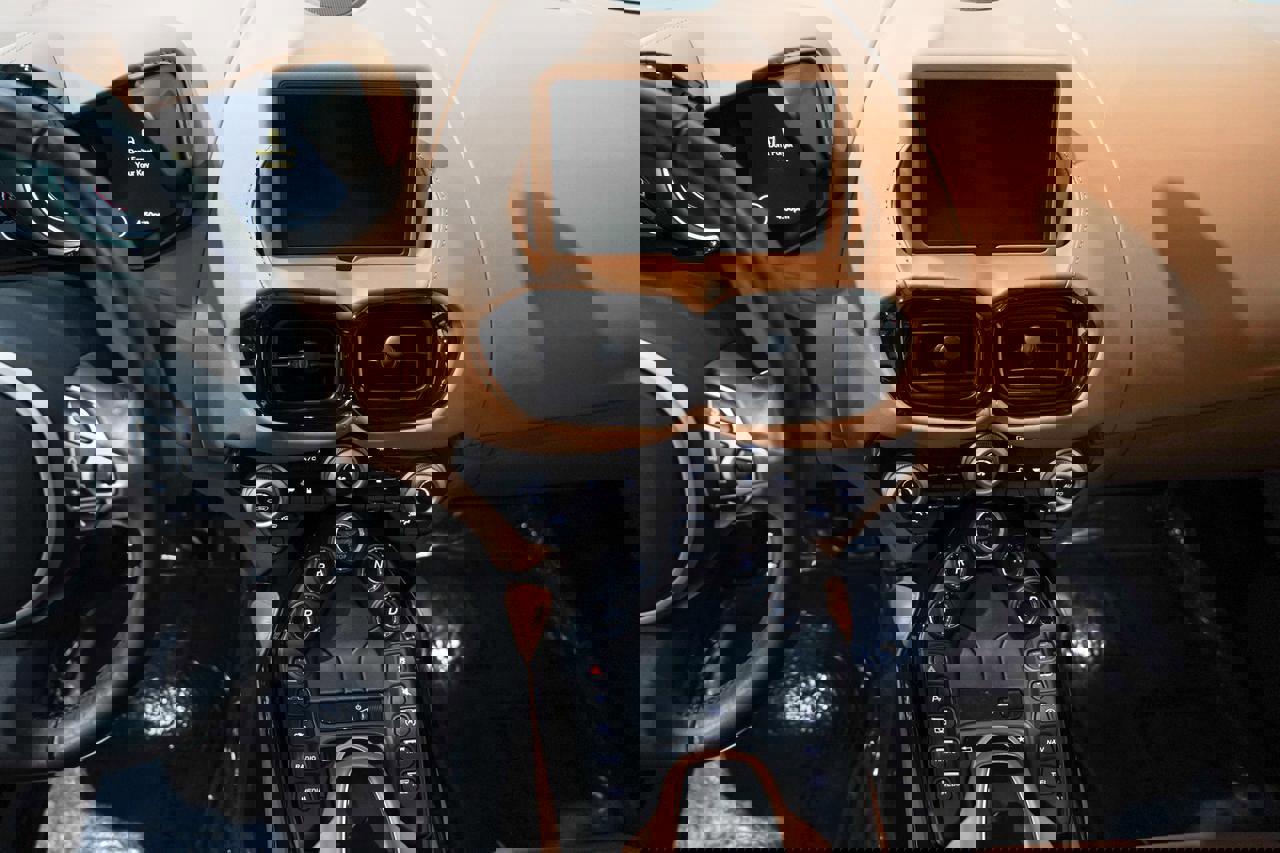 Used 2020 Aston Martin V8 Vantage Coupe image 12